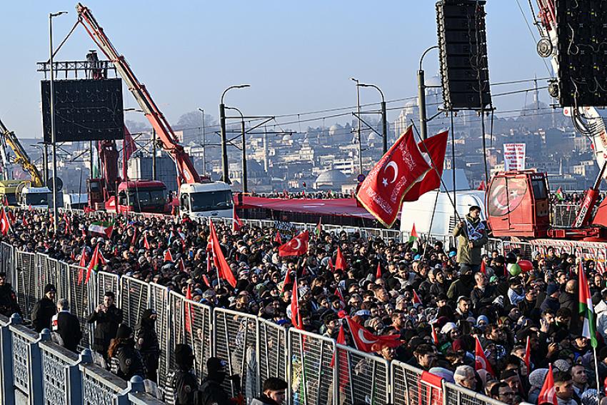 Yüz binler Galata Köprüsü'nde buluştu