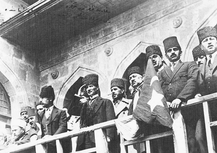 Tarih baş aşağı olursa Atatürk ‘Arap düşmanı’ olur!
