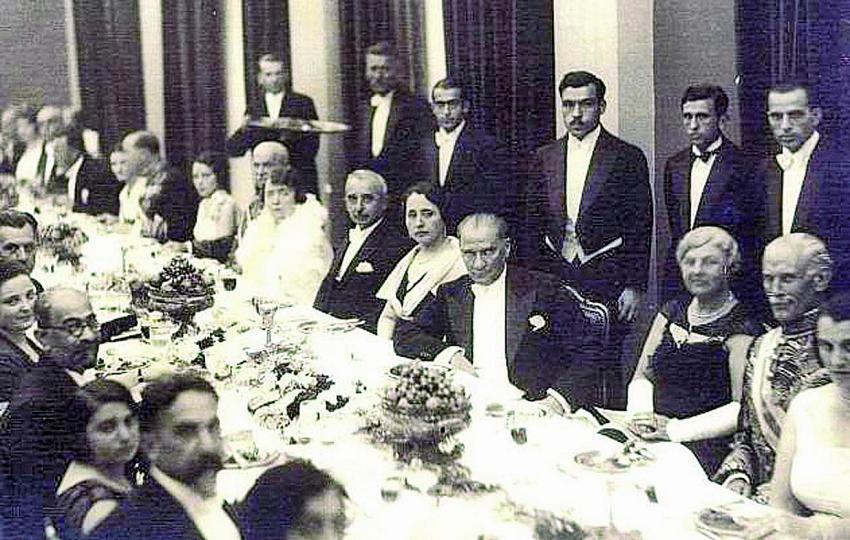 Atatürk'e sofrada saldırdı!