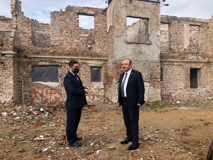 Rektör Özdemir, restorasyon çalışmalarını yerinde inceledi..