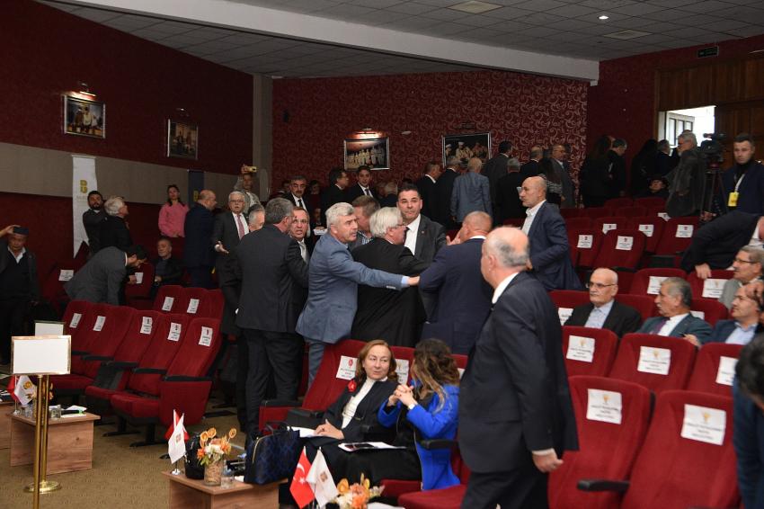 Av.Şahin,Meclis'ten CHP-İP'li üyeleri konuşmasıyla kaçırdı