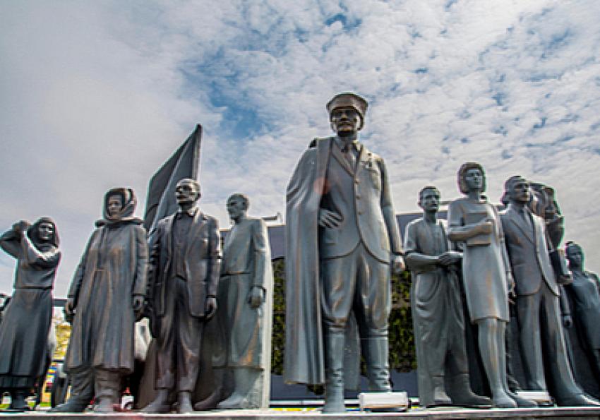 Atatürk heykeli kaldıran darbe lideri