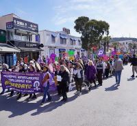 AYVALIK’TA 8 MART YÜRÜYÜŞÜNE YOĞUN KATILIM